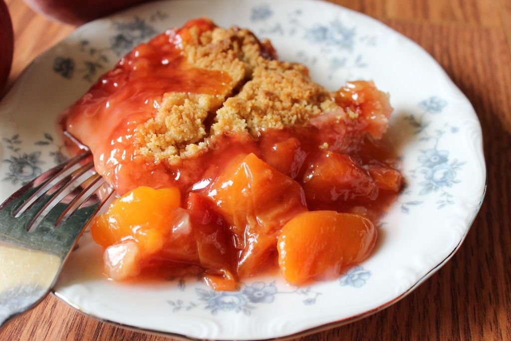 A delicious almost pie like center, topped with a sugary crumble, resembling the flavors of sugar cookies, make this peach crumble perfection! | EverydayMadeFresh.com