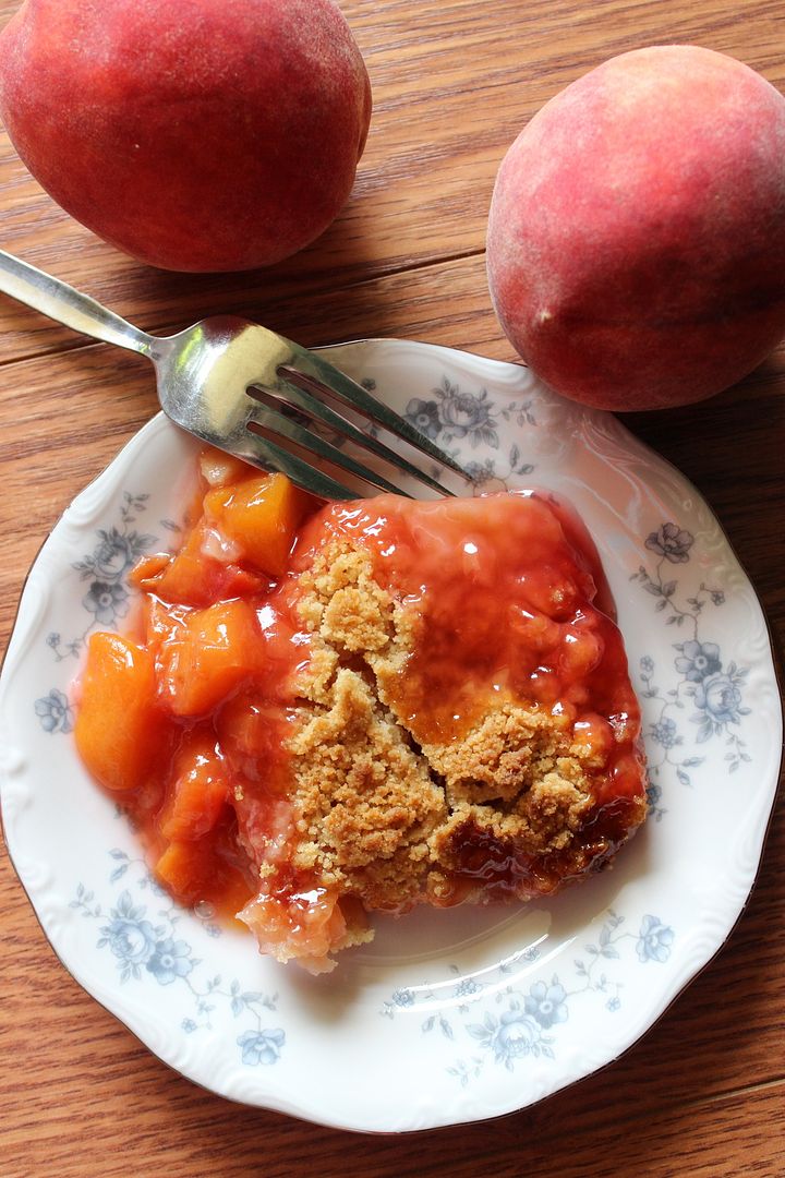 A delicious almost pie like center, topped with a sugary crumble, resembling the flavors of sugar cookies, make this peach crumble perfection! | EverydayMadeFresh.com